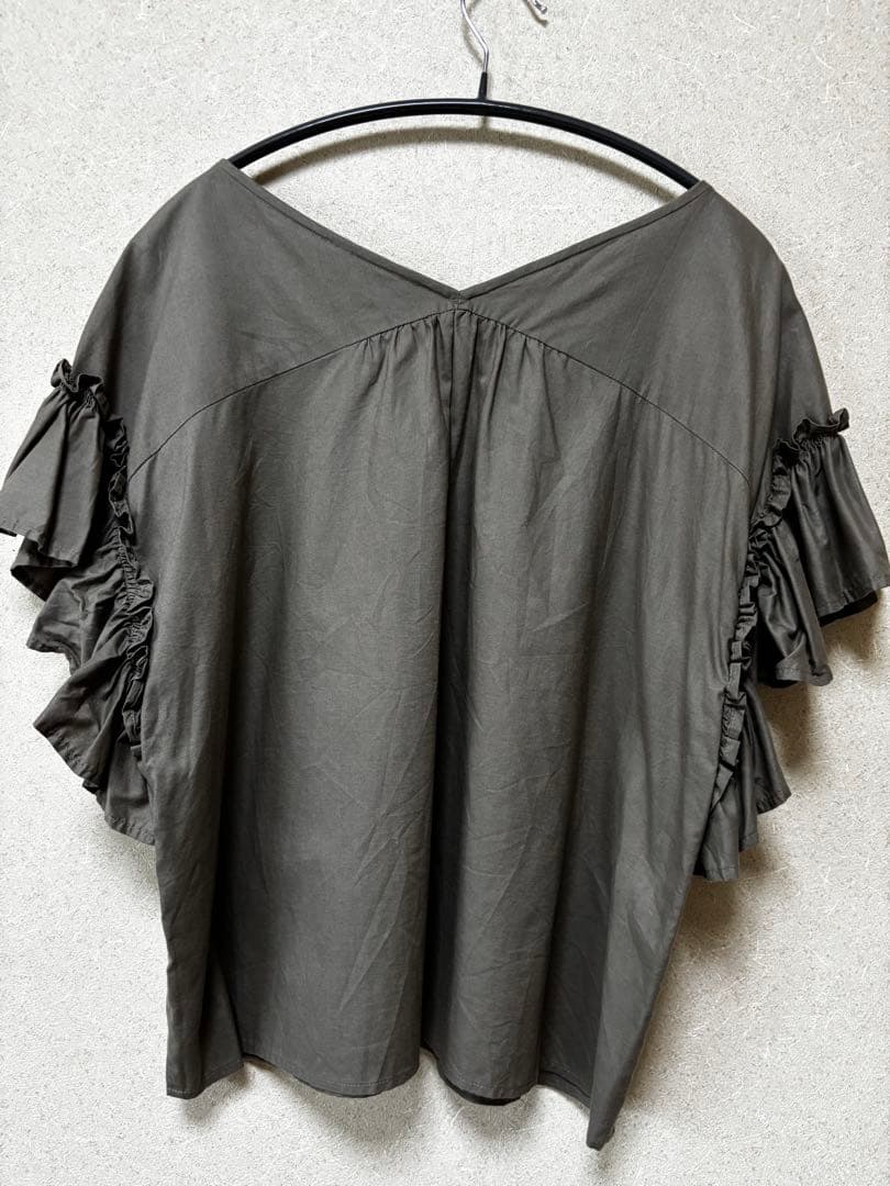 BEAMS HEARTフリルスリーブ前後Vネック半袖カットソー カーキ色 フリー — image 4