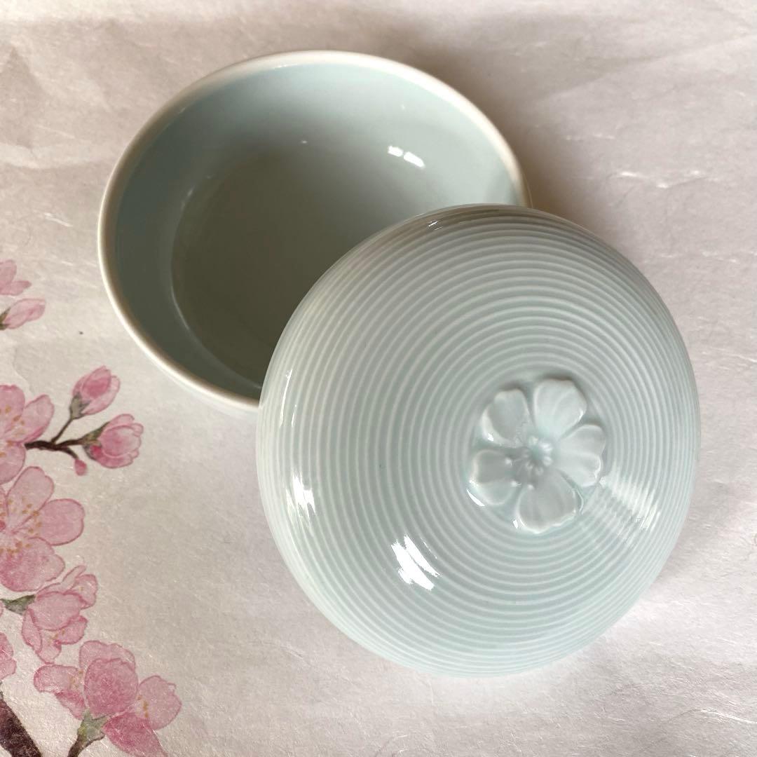 【未使用】有田焼　光峰作　青磁器　花柄　桜　小物入れ　蓋付き　水色 — image 2