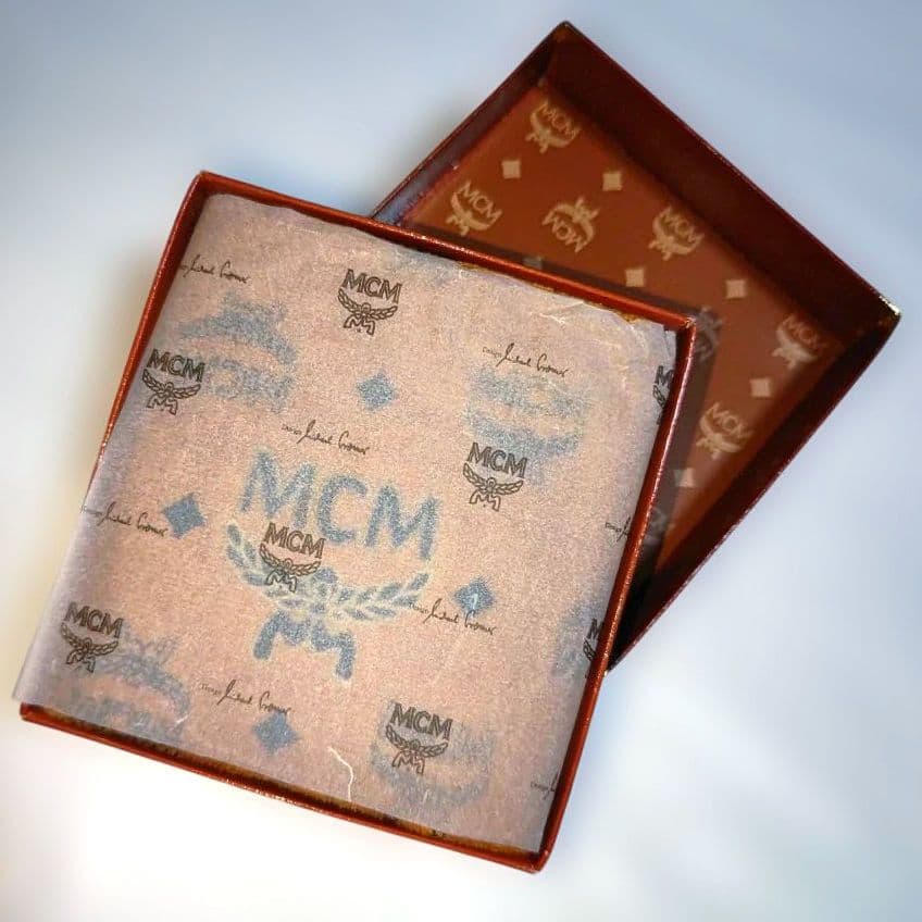 ✨未使用✨MCM タオルハンカチウォッシュタオル化粧箱付きブランドロゴ総柄　茶系 — image 2