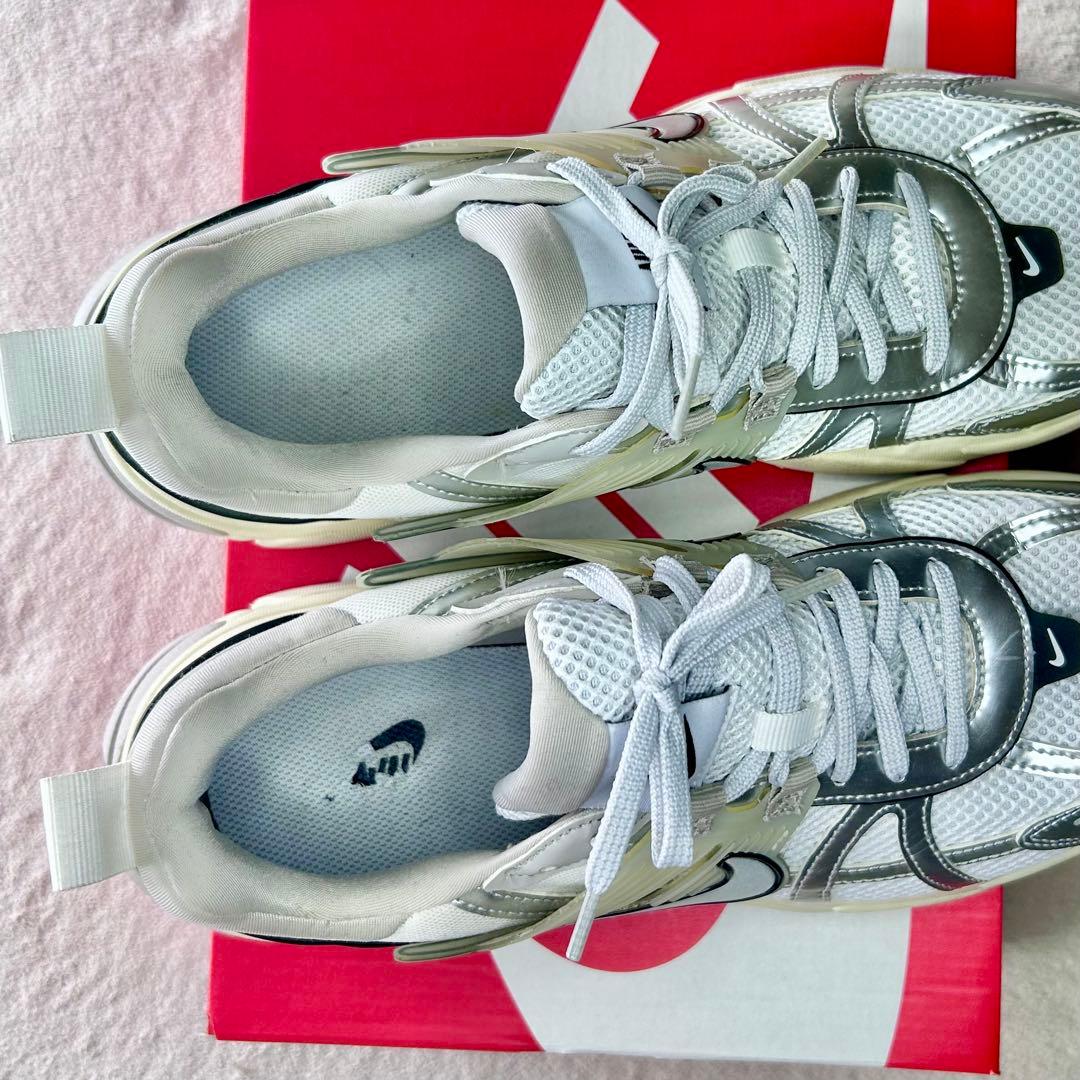 NIKE V2K RUN シルバー ホワイト スニーカー — image 3