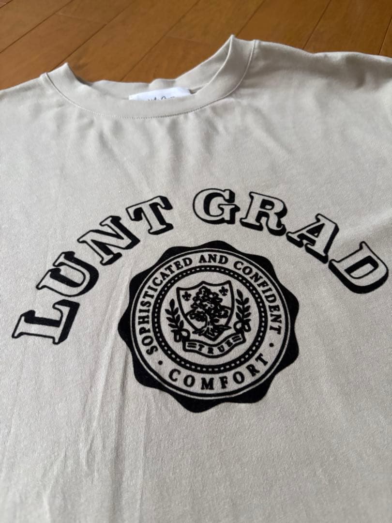 Mila Owen LUNT GRAD カレッジロゴ Tシャツ — image 2