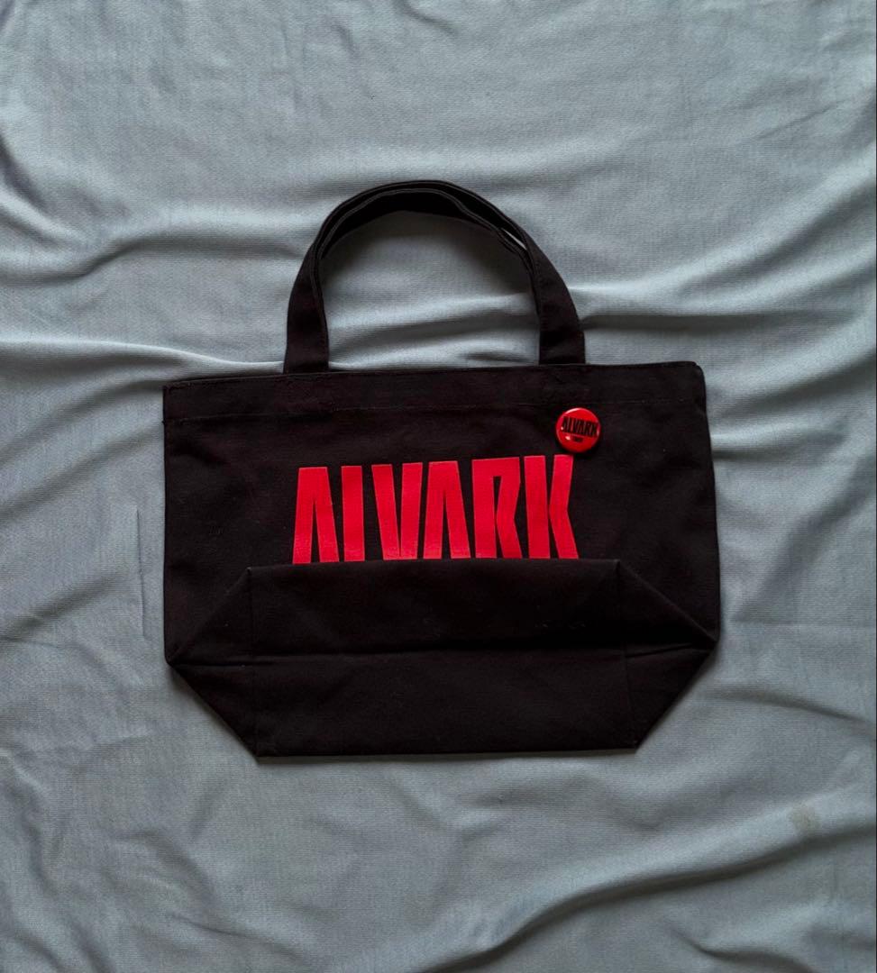 ALVARK TOKYO トートバッグ 缶バッジ付き — image 3