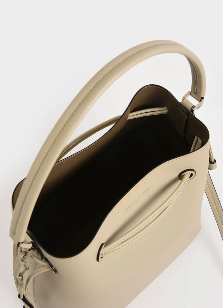 CHARLES & KEITH ドローストリング ホーボーバッグ — image 4