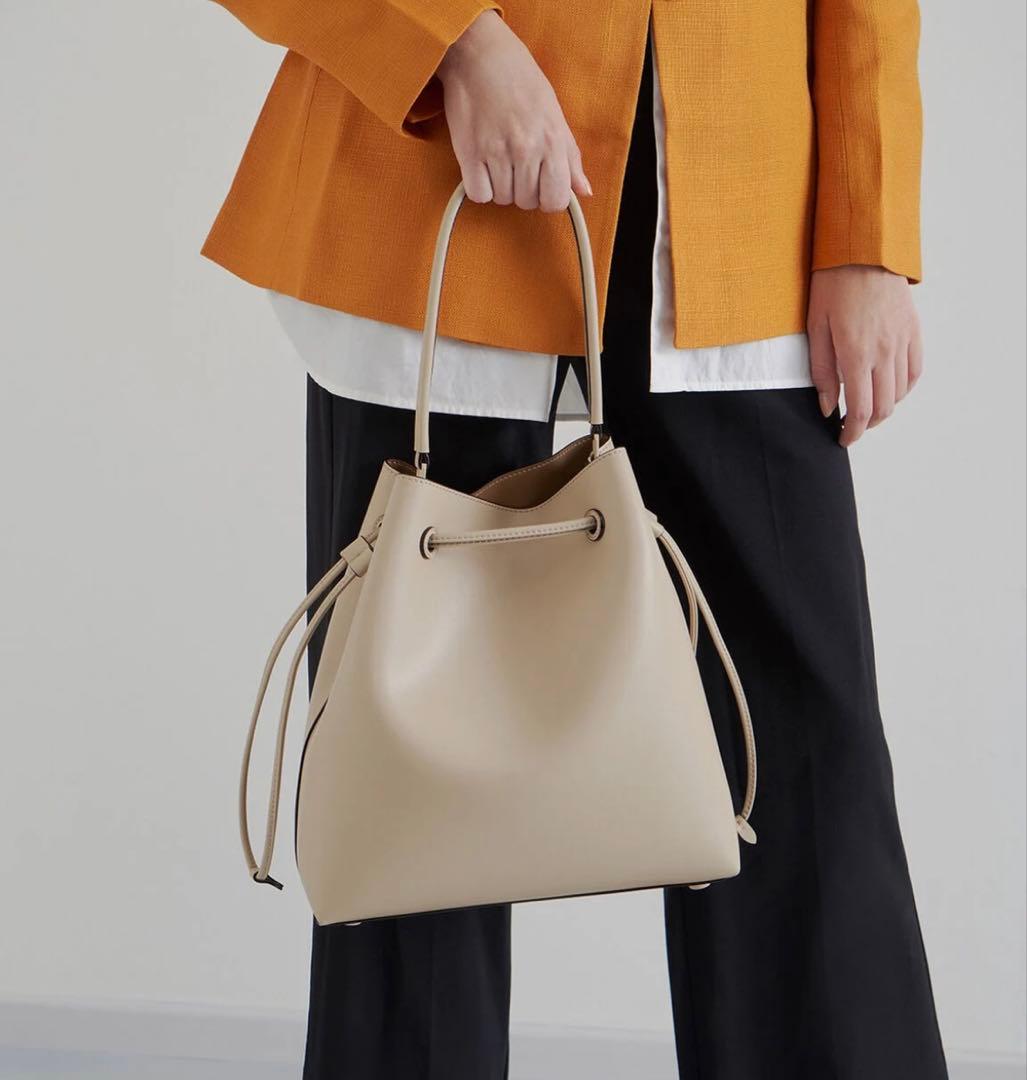 CHARLES & KEITH ドローストリング ホーボーバッグ — image 5