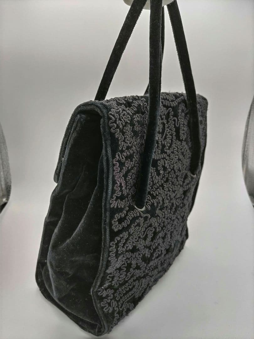Anteprimaベロア素材アラベスク模様コード刺繍入りブラックフォーマルバッグ — image 2
