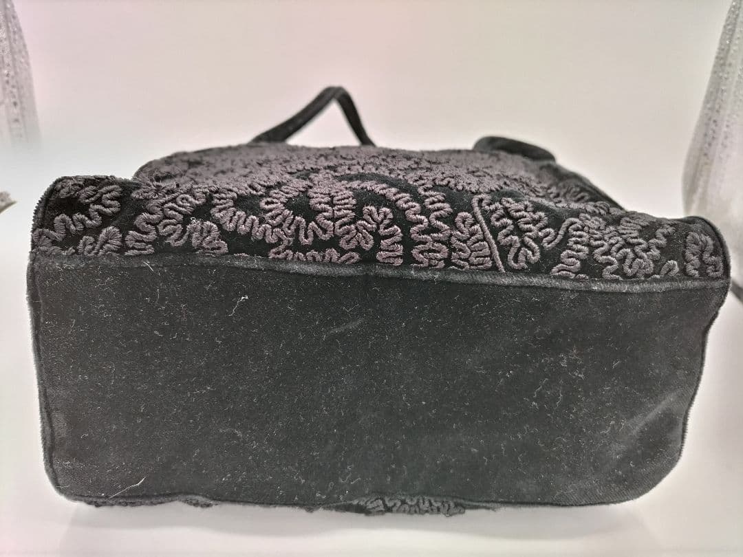 Anteprimaベロア素材アラベスク模様コード刺繍入りブラックフォーマルバッグ — image 3
