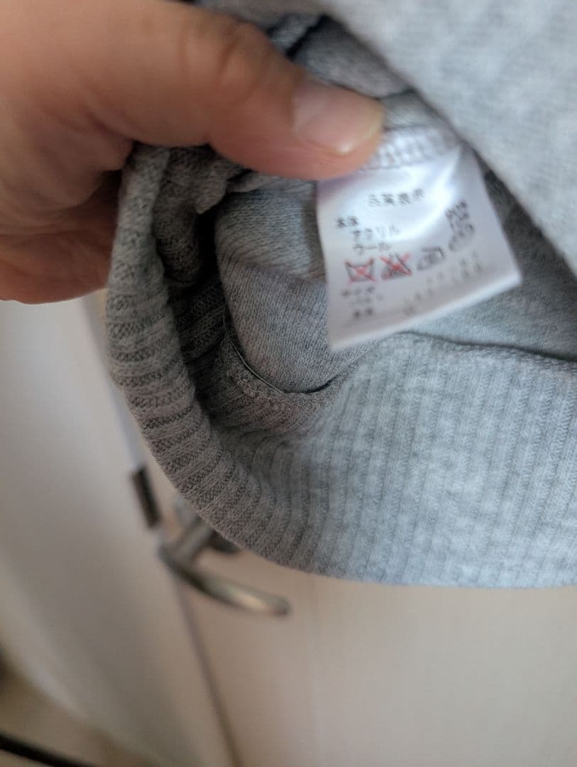 【美品】Ruvap 長袖 スウェット グレー リップ柄 — image 4