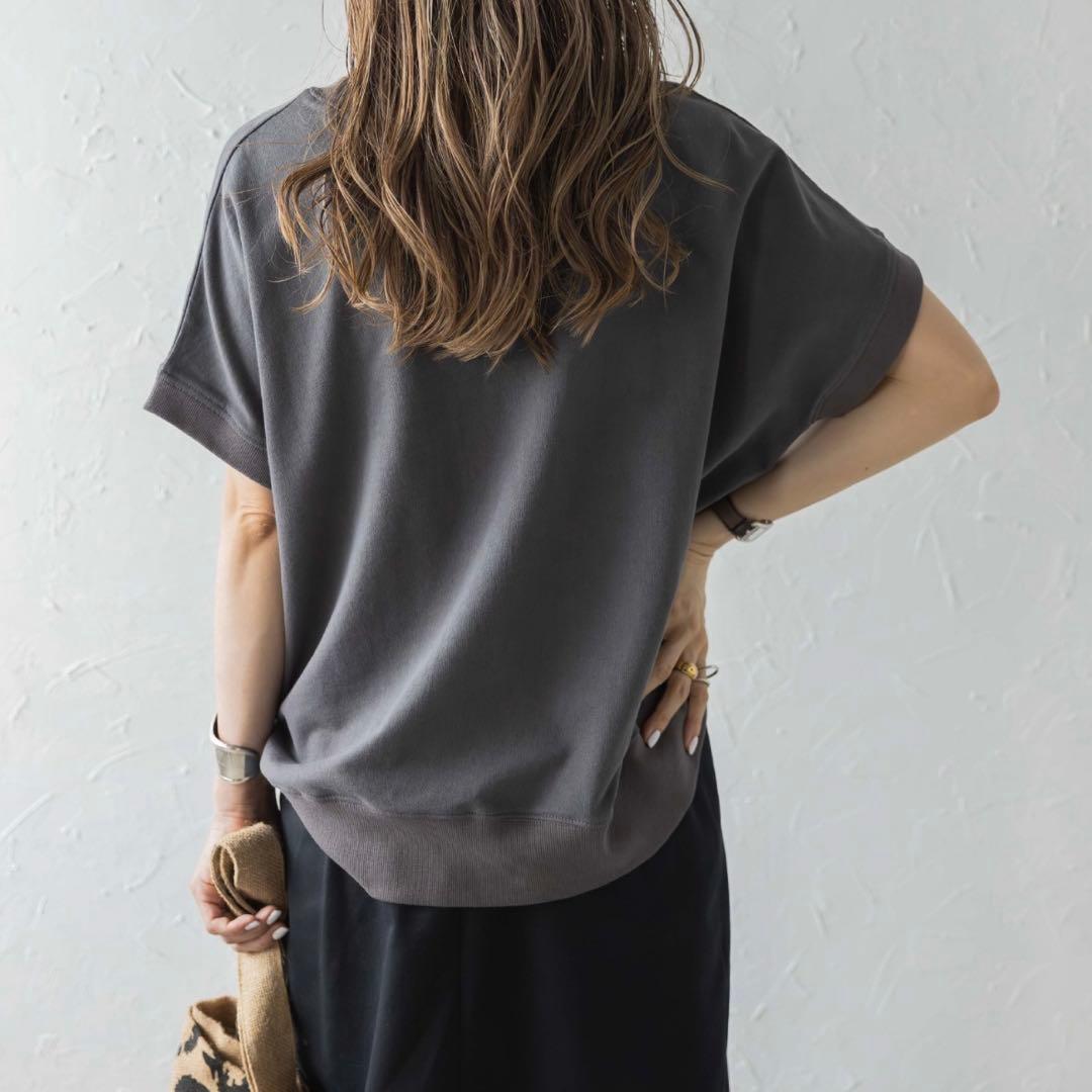 ボンジュールサガン カレッジ刺繍ピグメントスウェットTシャツ　チャコ — image 3