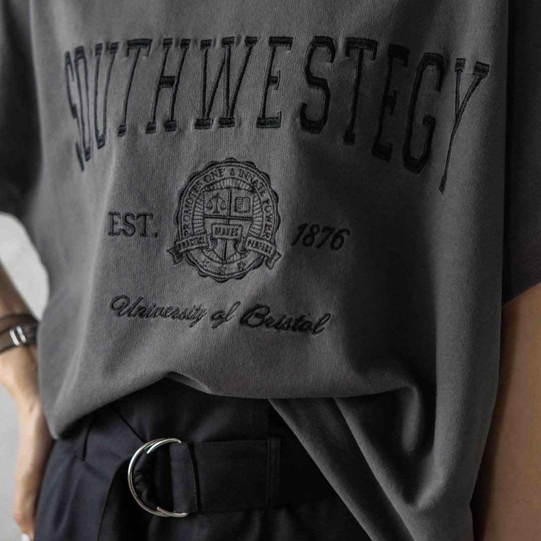 ボンジュールサガン カレッジ刺繍ピグメントスウェットTシャツ　チャコ — image 4