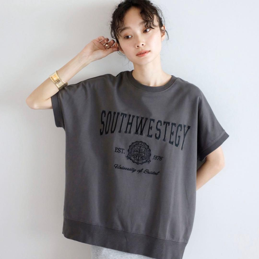 ボンジュールサガン カレッジ刺繍ピグメントスウェットTシャツ　チャコ — image 5