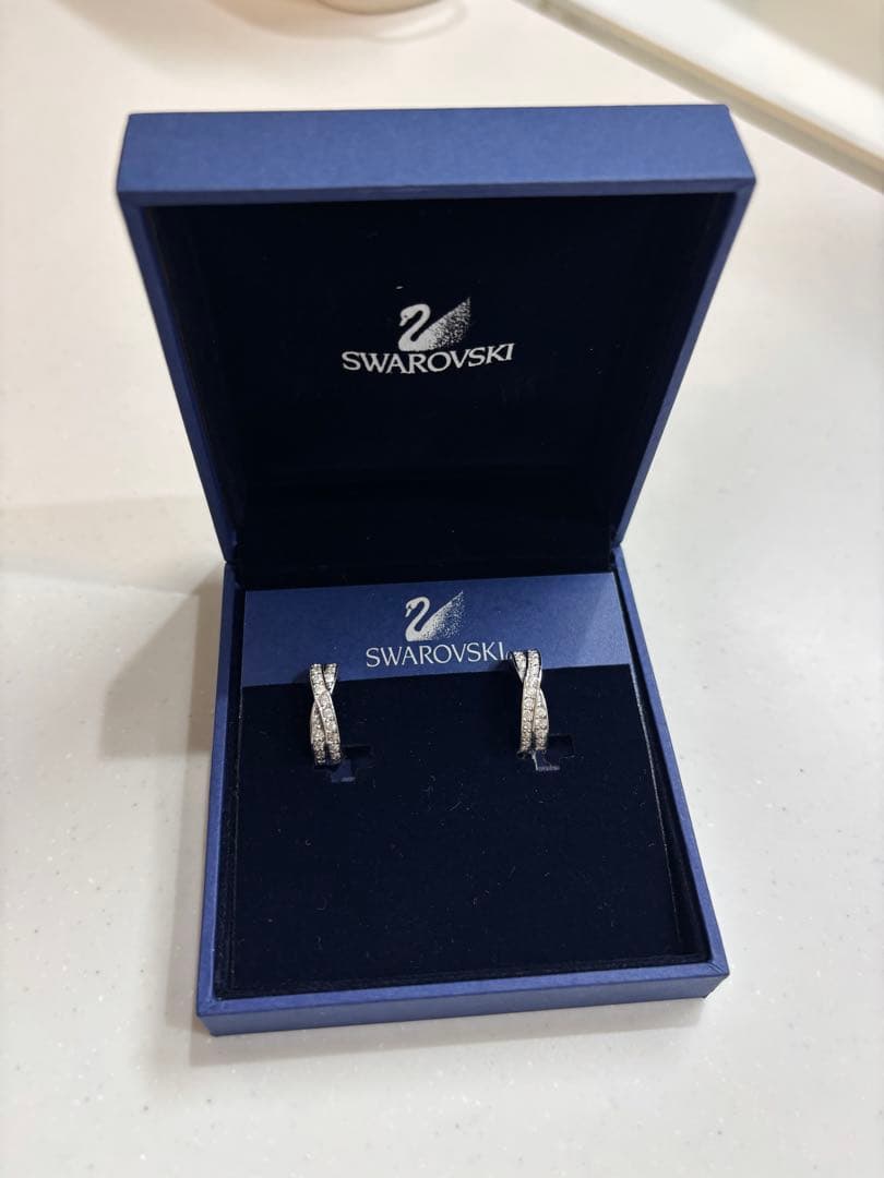 SWAROVSKI イヤリング クロスデザイン — image 2