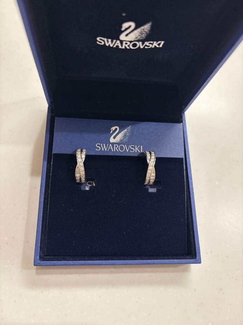 SWAROVSKI イヤリング クロスデザイン — image 3