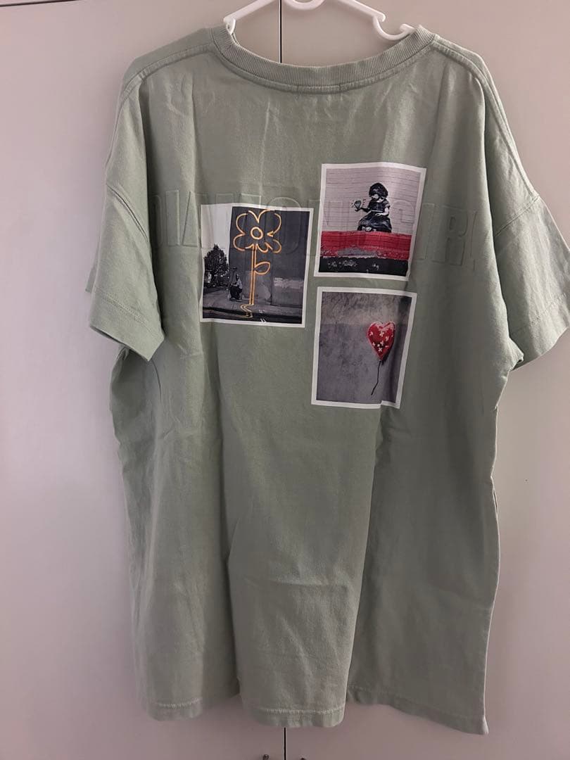 Banksy アートプリント 半袖Tシャツ セージグリーン — image 3