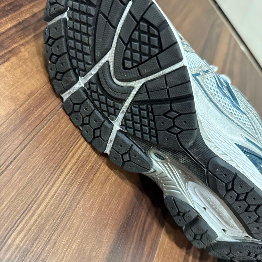New Balance 1906 スニーカー　左の紐汚れあり — image 4