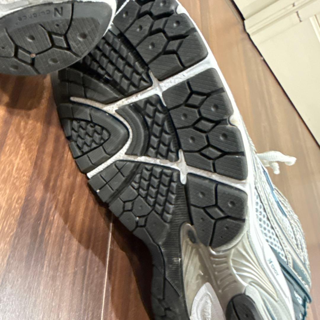 New Balance 1906 スニーカー　左の紐汚れあり — image 5
