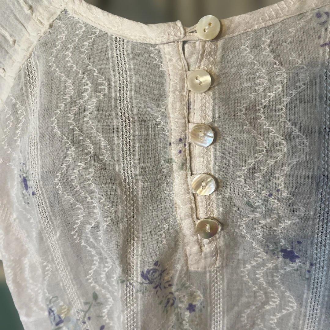 ドラッグストアーズ F 刺繍入りホワイトシャツ 半袖 — image 2