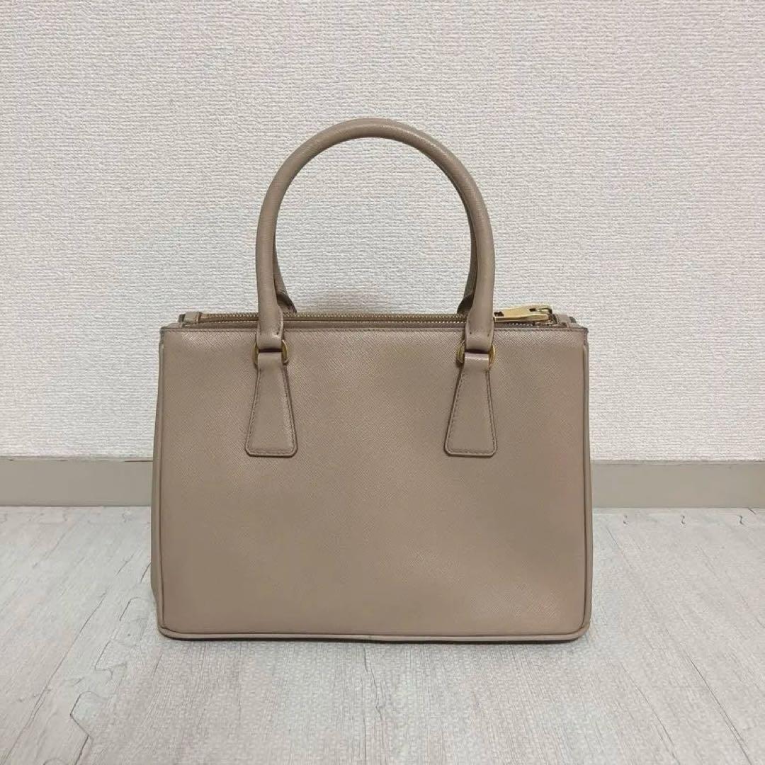 【美品】PRADA サフィアーノ　レザー　ミディアム　バッグ　ベージュ　2way — image 2