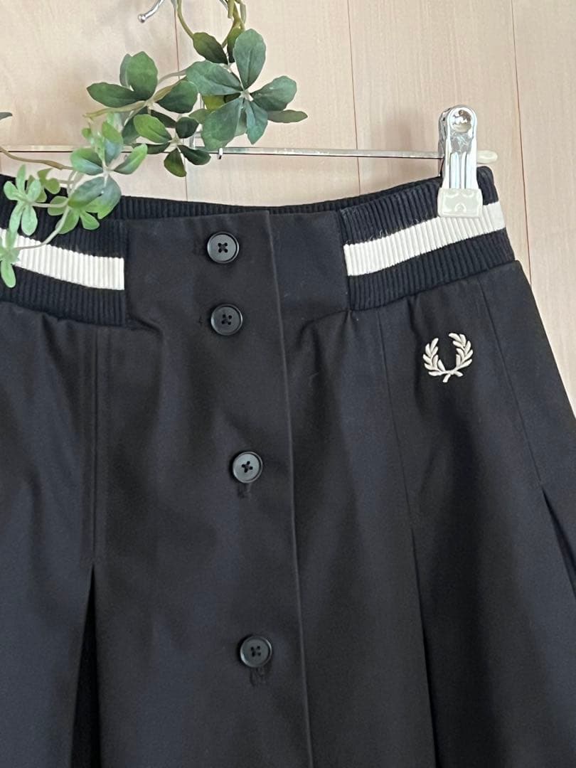 FRED PERRY プリーツスカート ブラック — image 3
