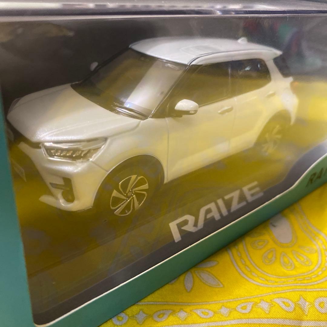 TOYOTA RAIZE ミニカー シャイニングホワイトパール — image 2