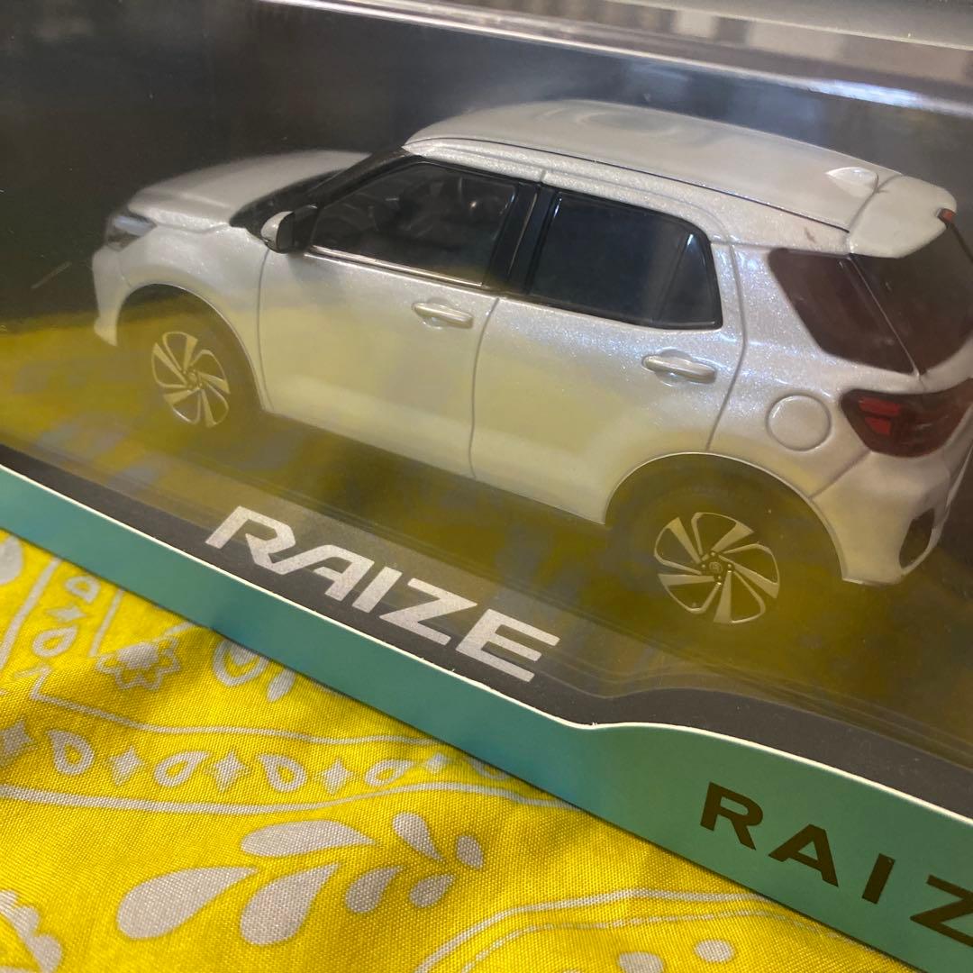 TOYOTA RAIZE ミニカー シャイニングホワイトパール — image 3