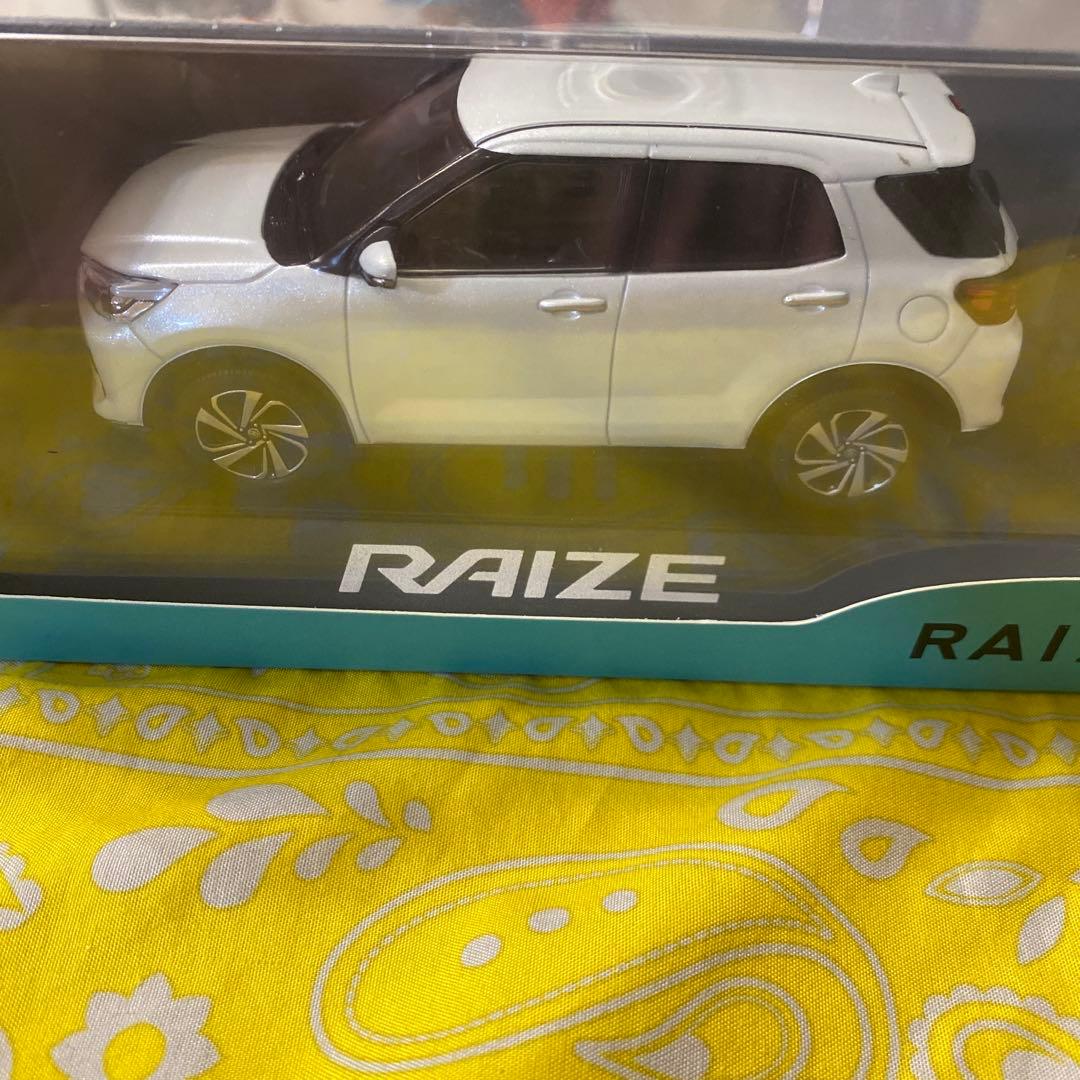 TOYOTA RAIZE ミニカー シャイニングホワイトパール — image 4