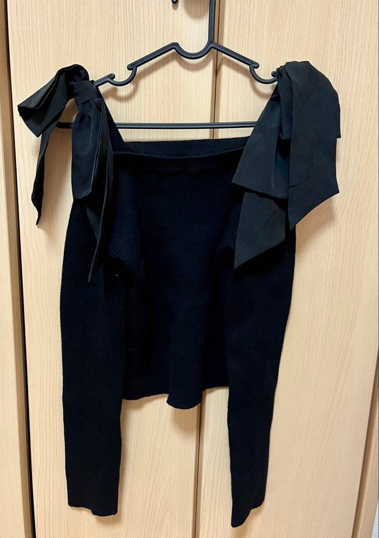 リボン付き黒ニットトップス — image 2