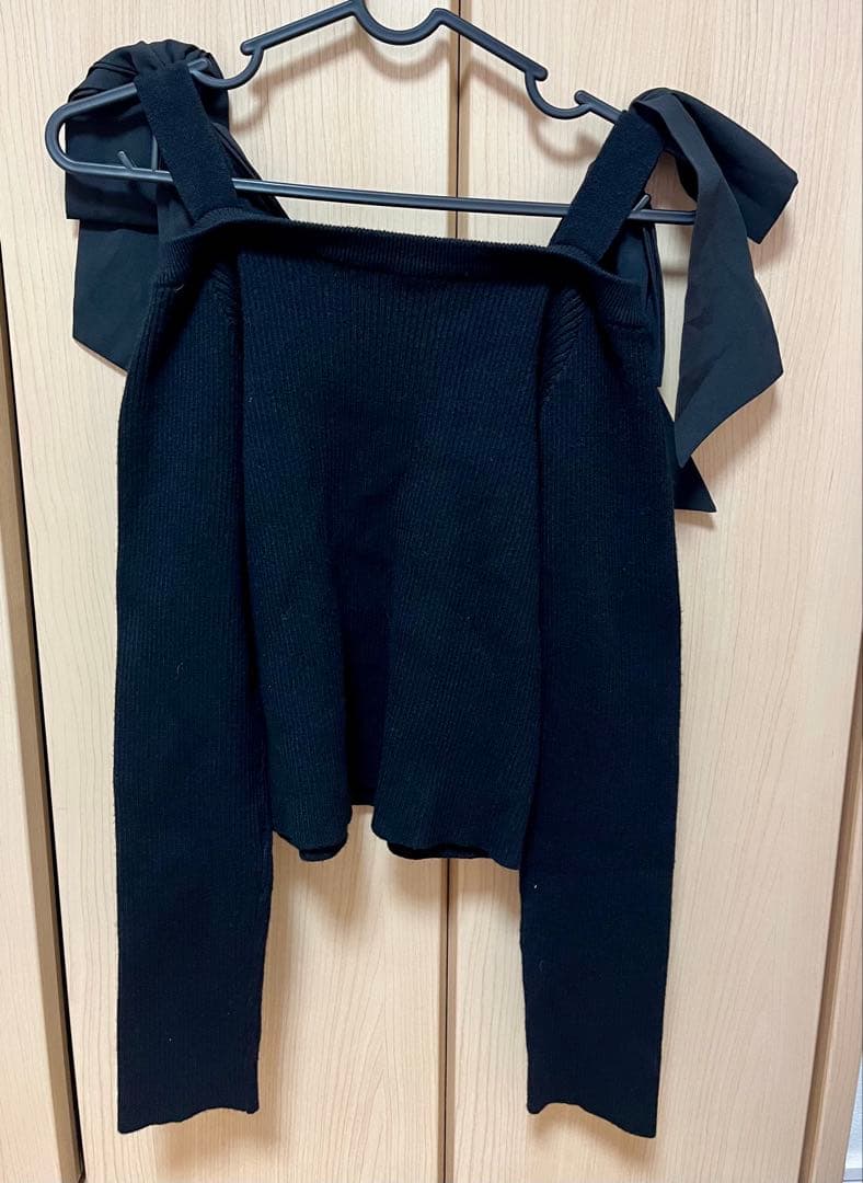 リボン付き黒ニットトップス — image 3