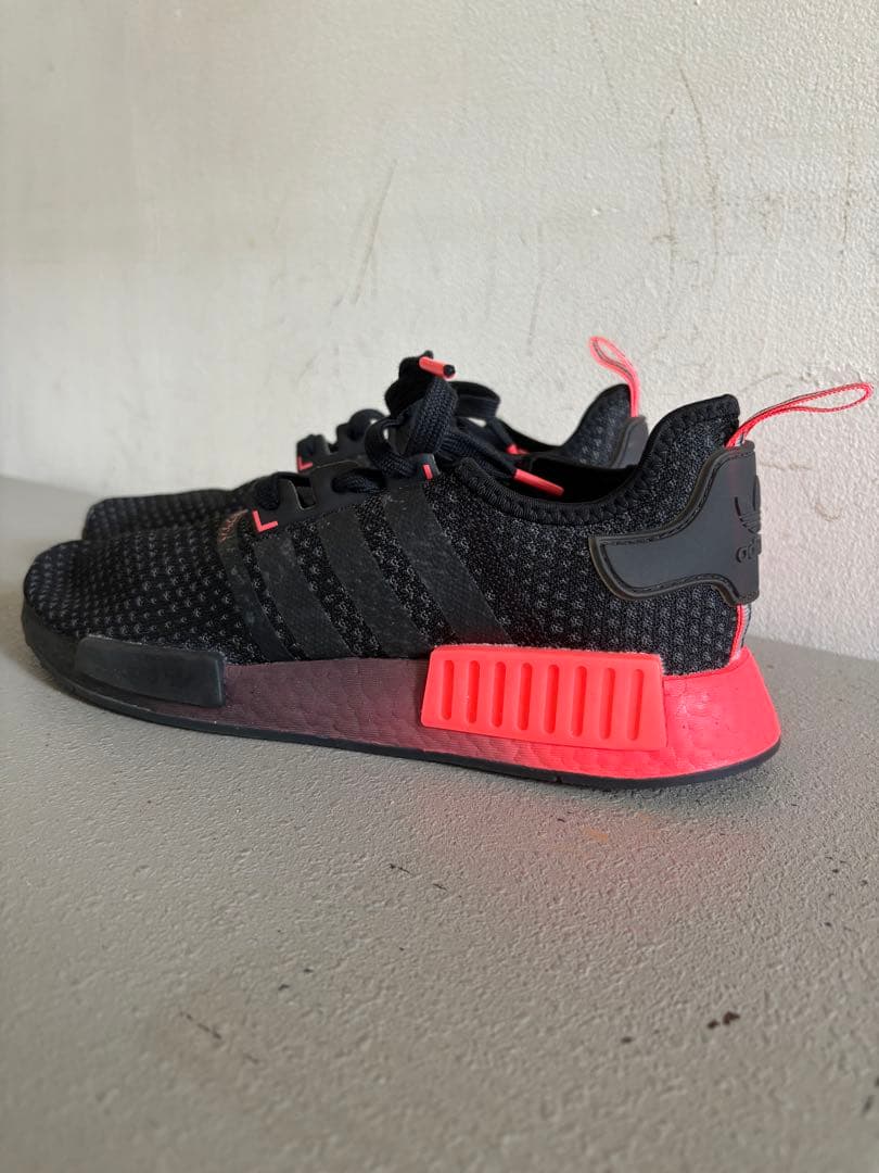 adidas NMD ブラック/レッド スニーカー — image 2