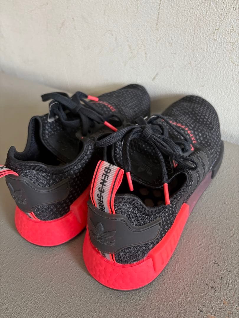 adidas NMD ブラック/レッド スニーカー — image 3