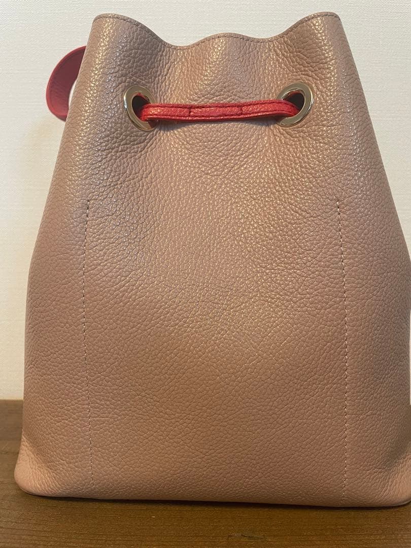土日値下げ！！FURLA ピングベージュ レザー 巾着型 ハンドバッグ — image 2