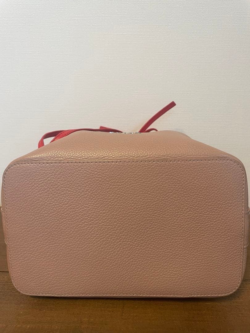 土日値下げ！！FURLA ピングベージュ レザー 巾着型 ハンドバッグ — image 3