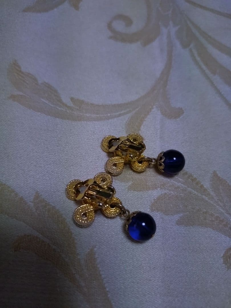 金色 クロスモチーフ イヤリング — image 2