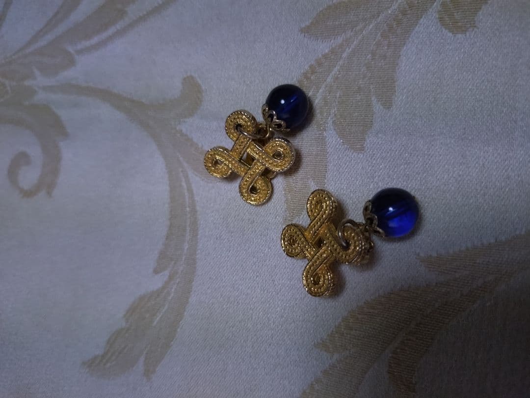 金色 クロスモチーフ イヤリング — image 3