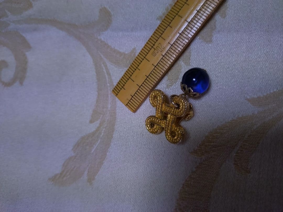 金色 クロスモチーフ イヤリング — image 4