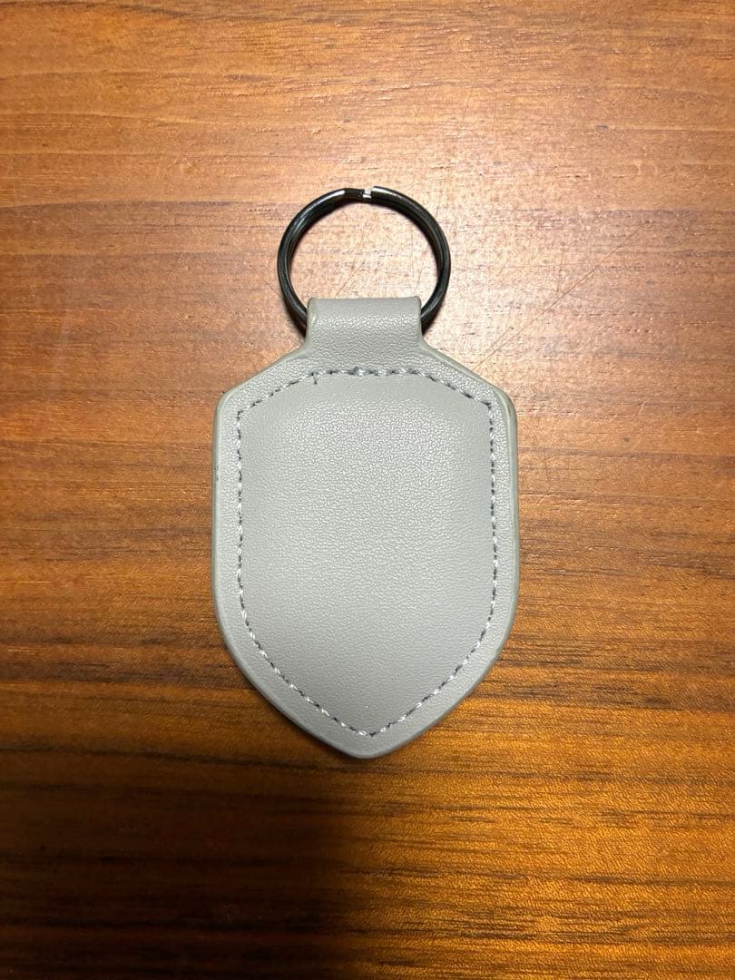 PORSCHE クレスト レザー キーホルダー グレー — image 2