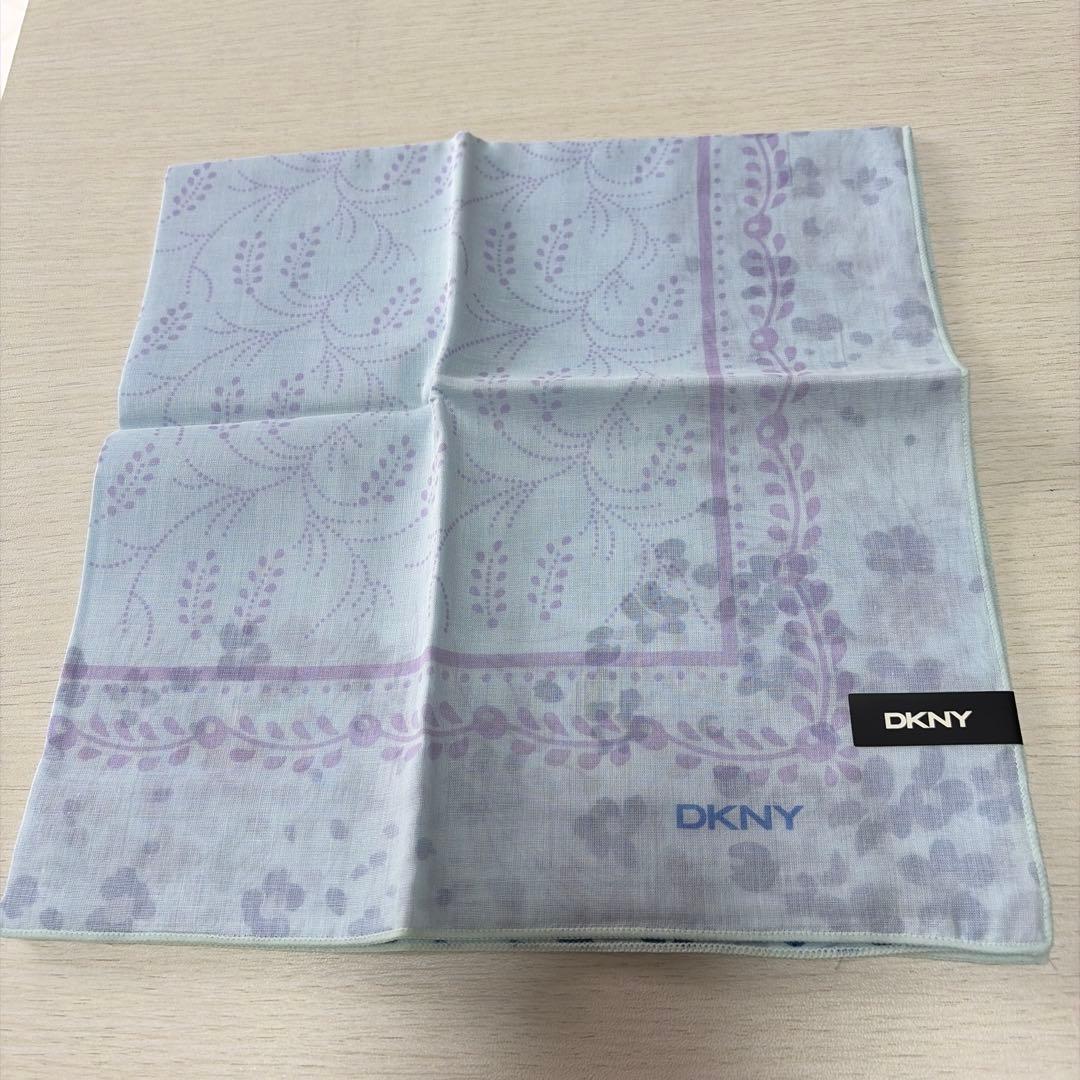【新品】超美品！ DKNY ハンカチ — image 2