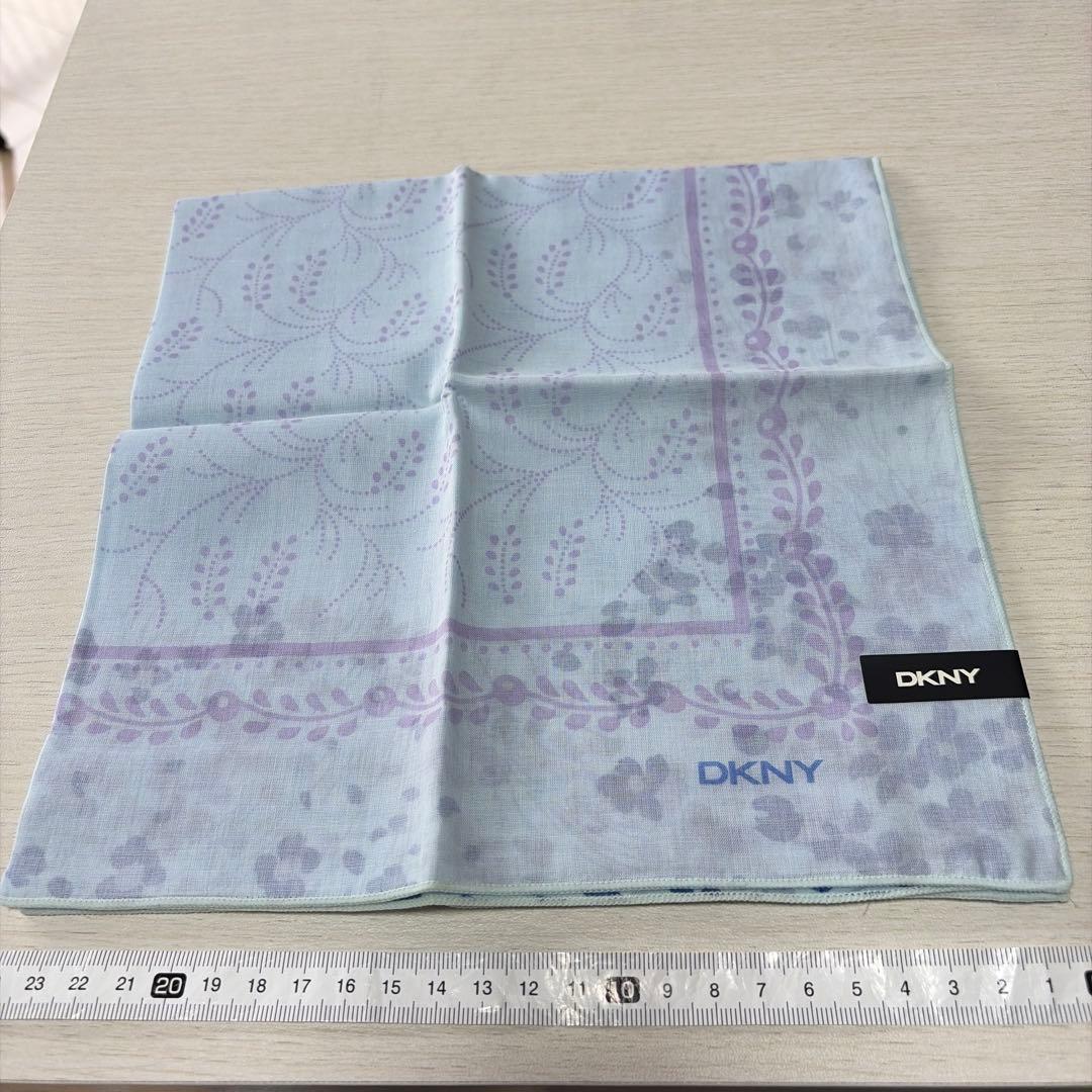 【新品】超美品！ DKNY ハンカチ — image 3