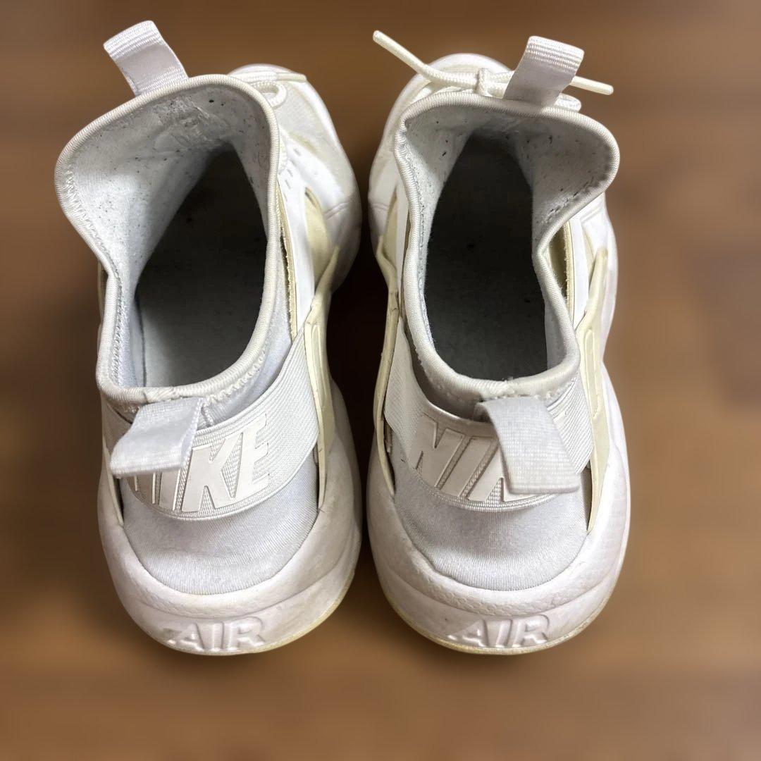 NIKE AIR HUARACHE ホワイト スニーカー — image 2