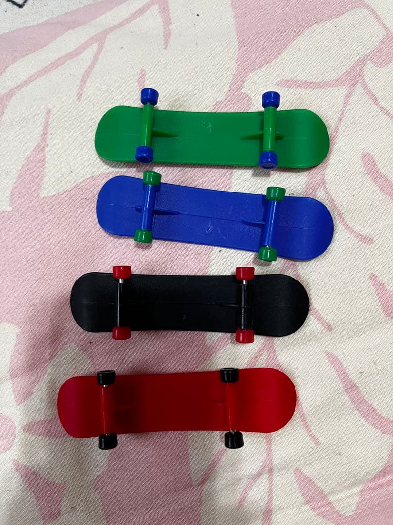 新品　フィンガーボード ミニスケボー 4点セット！ — image 2