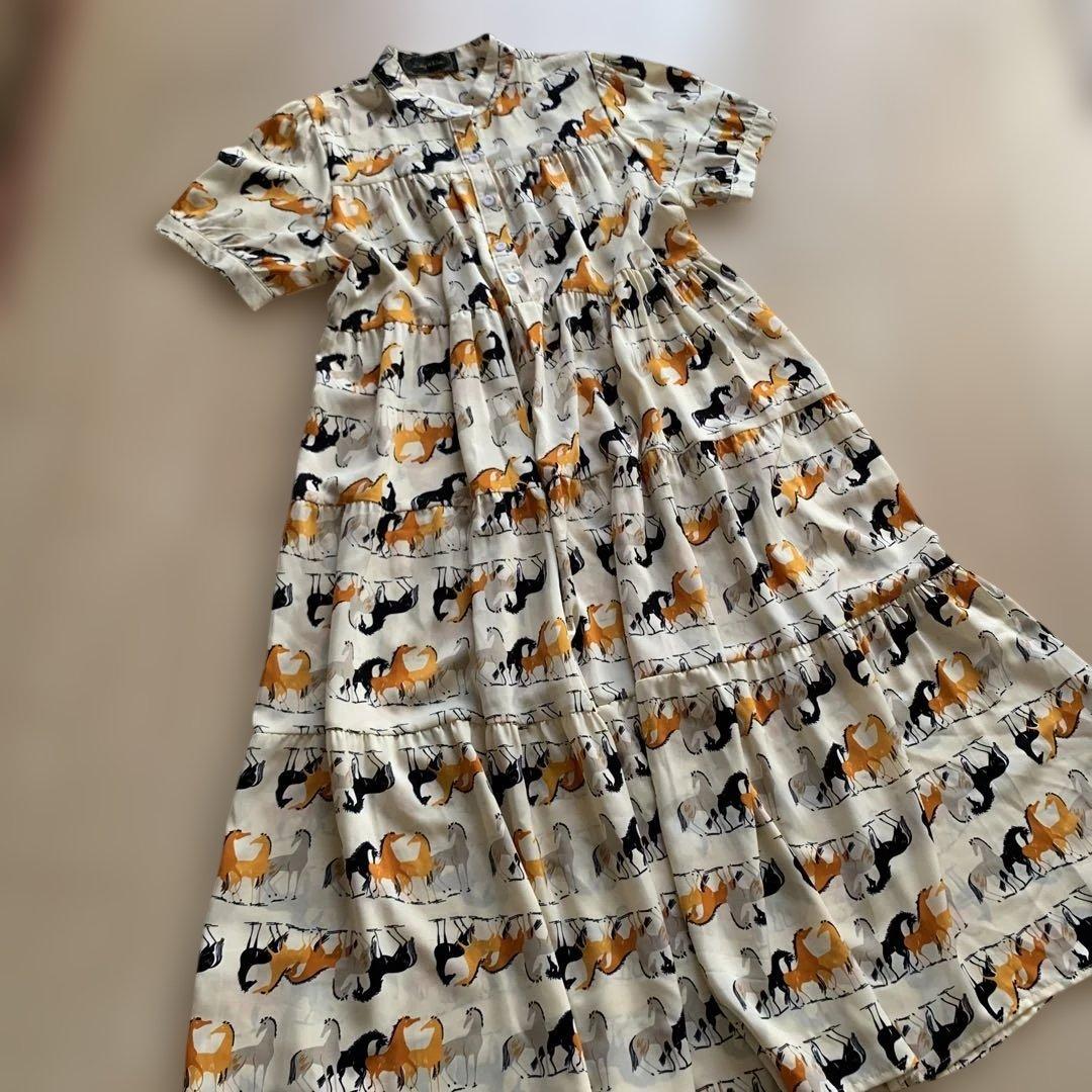 Libby & Rose 馬プリント 半袖ロングワンピース — image 2