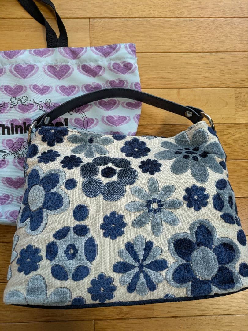 Think Bee! ハンドバッグ 花柄 ショルダーベルト付き — image 3