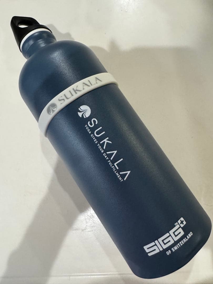 SUKALA SIGG ボトル 本体1ℓラバーベルト付き　ネイビー — image 3