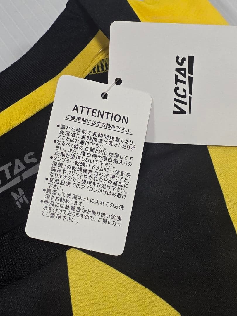 VICTAS BLOCK LOGO TEE ブラックイエロー Mサイズ 靴下こみ — image 4