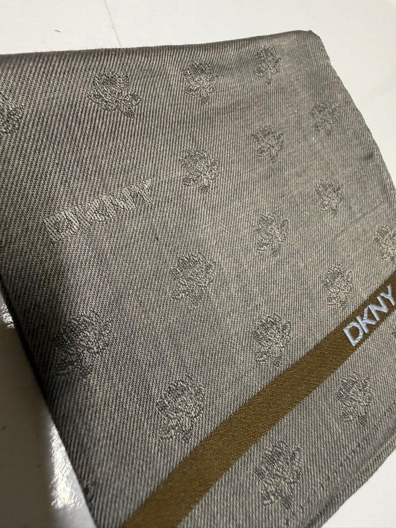DKNY ハンカチ グレー 花柄 ロゴ入り新品送料込み — image 2