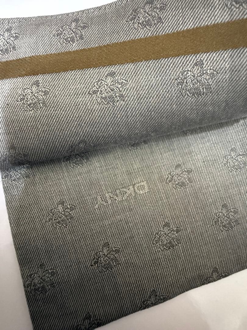 DKNY ハンカチ グレー 花柄 ロゴ入り新品送料込み — image 4
