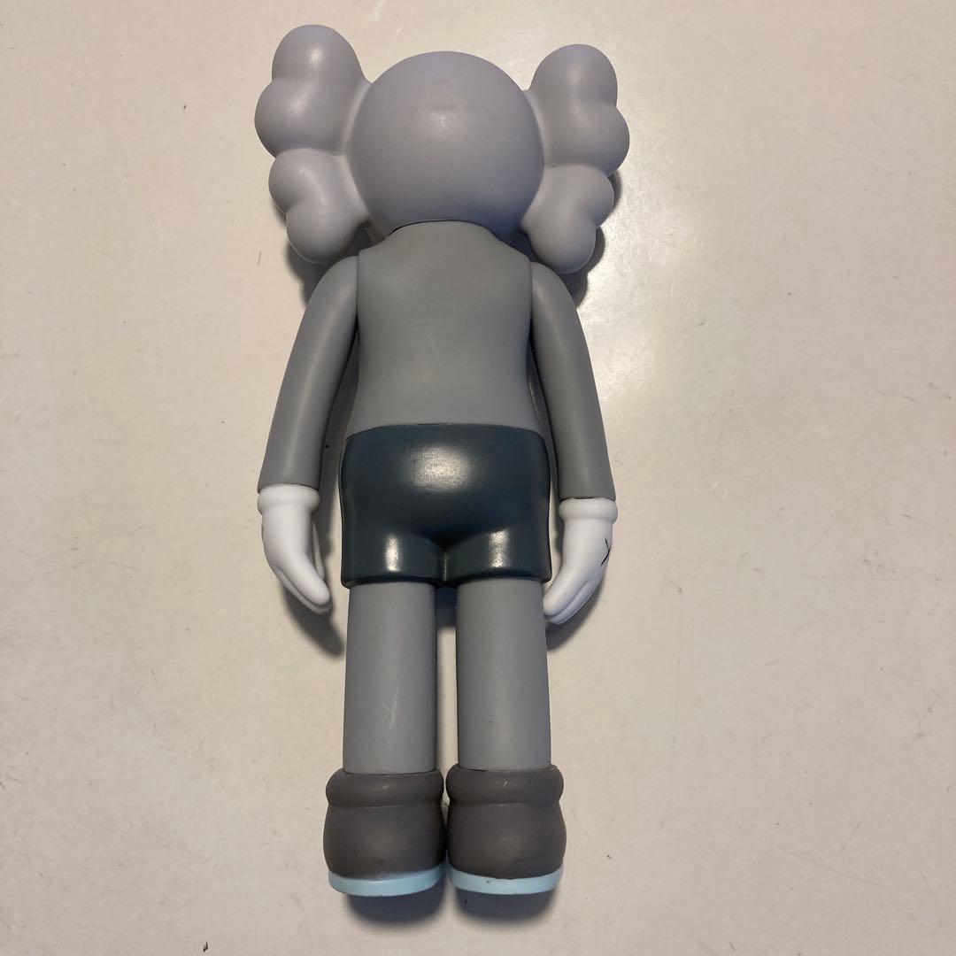 KAWS フィギュア CHINA OPEN Edition フェイク品 — image 2