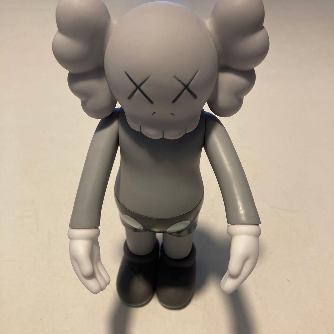 KAWS フィギュア CHINA OPEN Edition フェイク品 — image 4