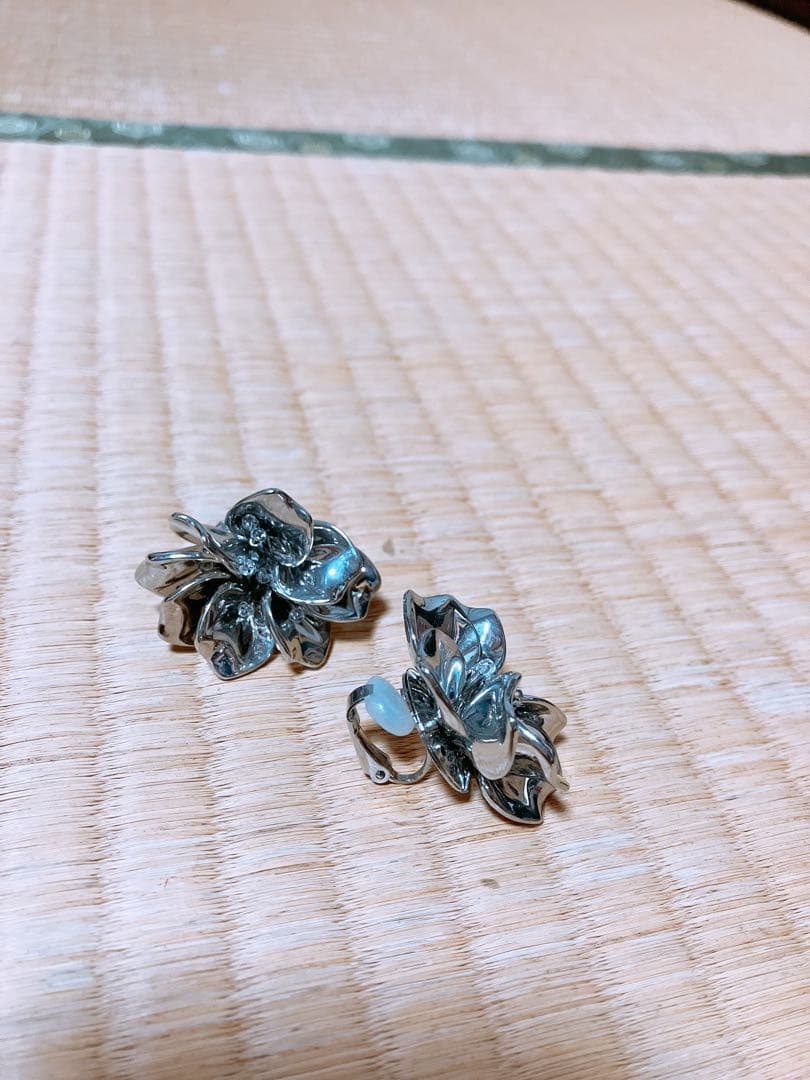MOUSSY フラワーモチーフ イヤリング シルバーカラー — image 2