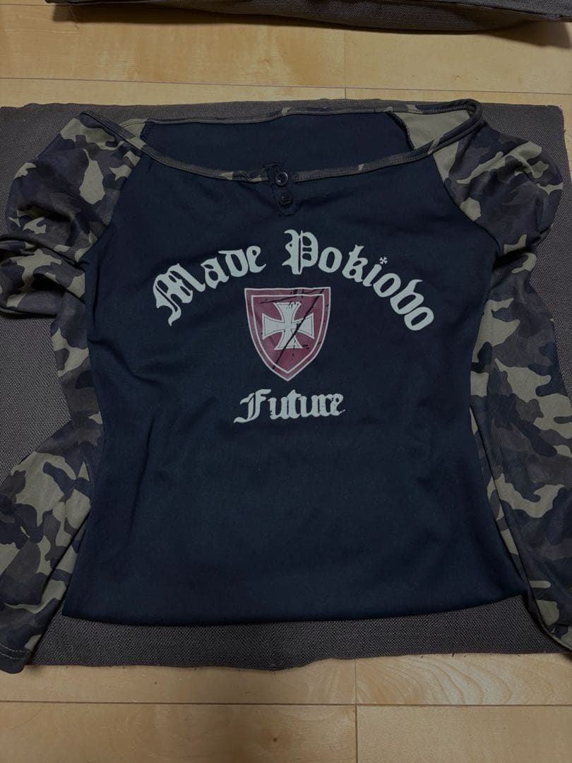 オフショルダー迷彩柄Tシャツ　Y2K — image 3