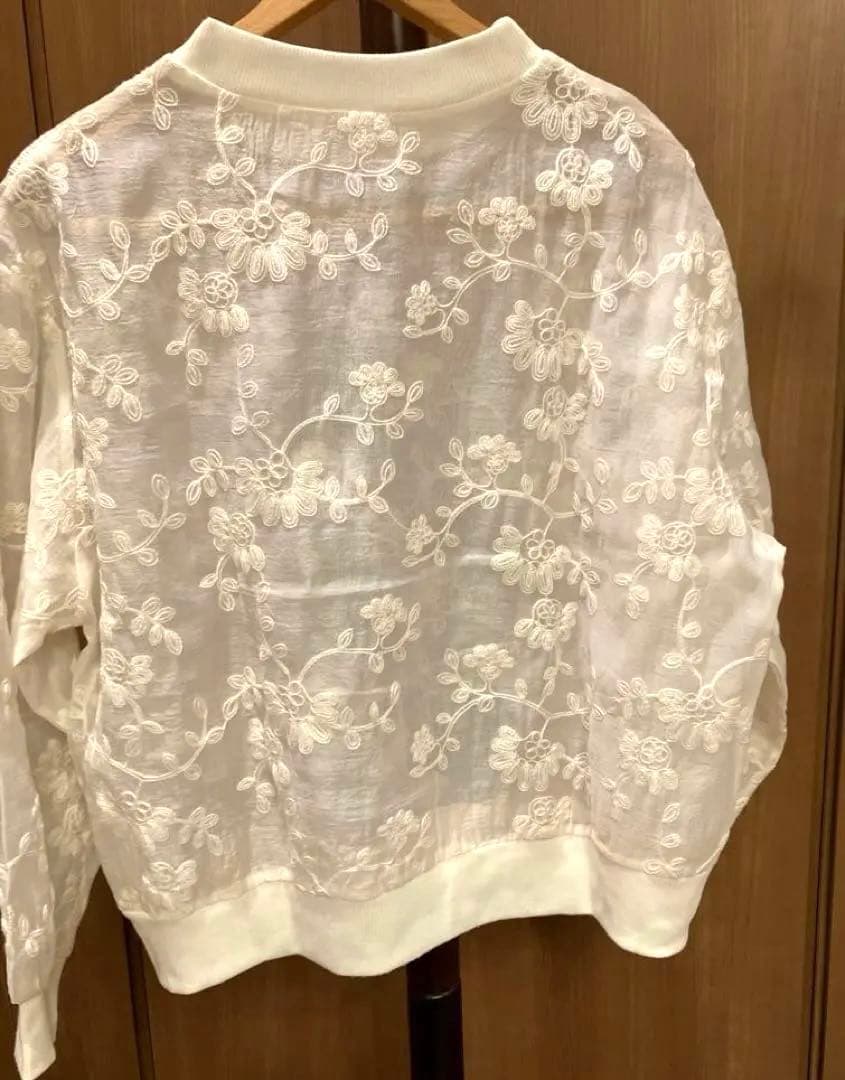 花柄 シースルー シフォン素材 透け感 長袖Tカットソー ブラウス 生成色 — image 4